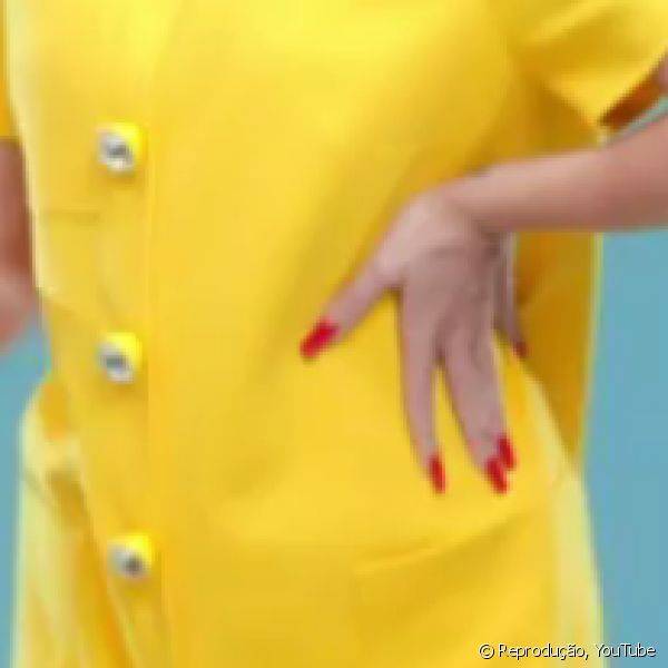 Combinadas a um vestido amarelo, as unhas vermelhas provocam contraste e deixam o visual ainda mais divertido